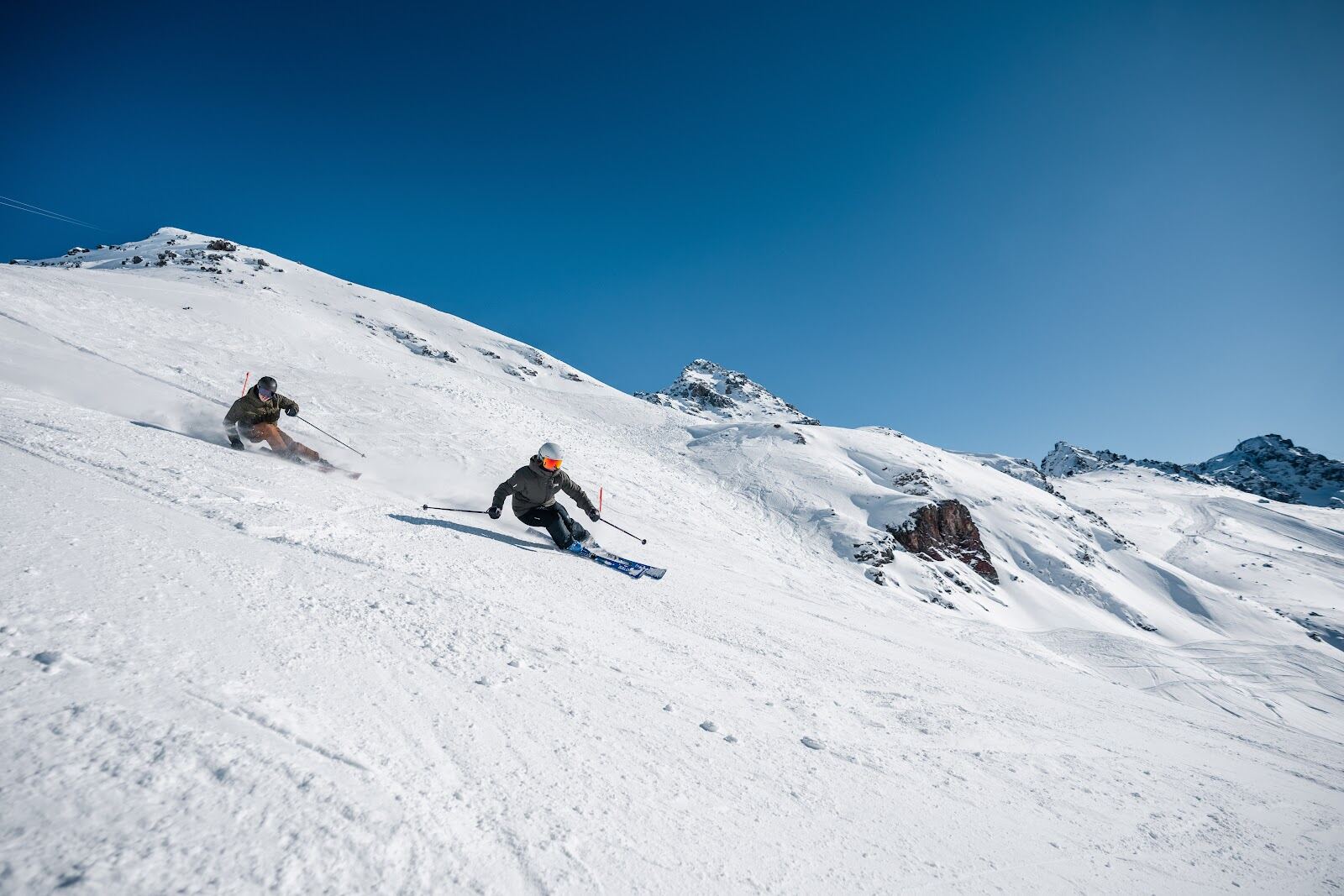 Wide sunny pistes above the town of Arosa in Graubunden