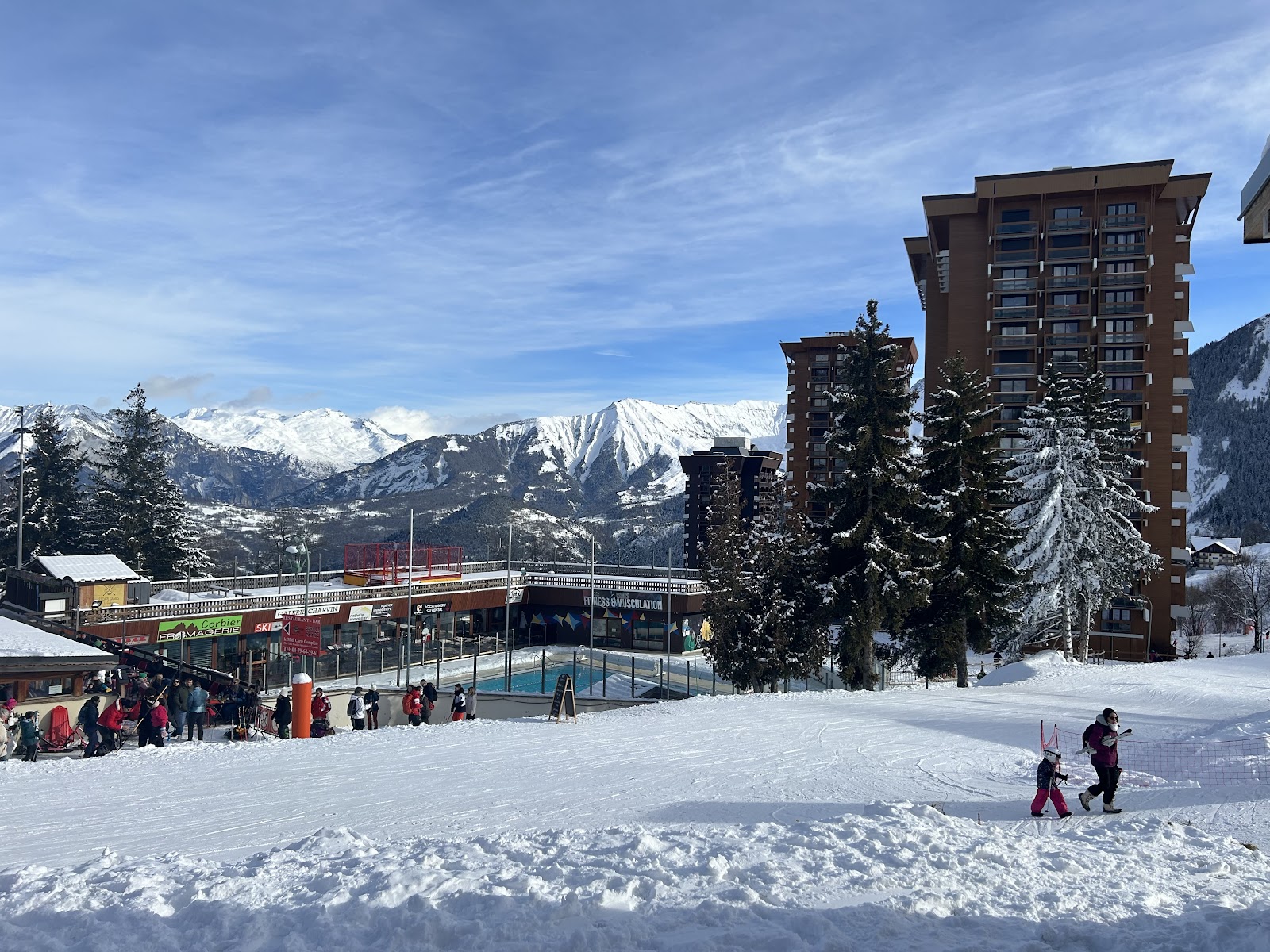 Wide intermediate runs above Le Corbier under a clear sky