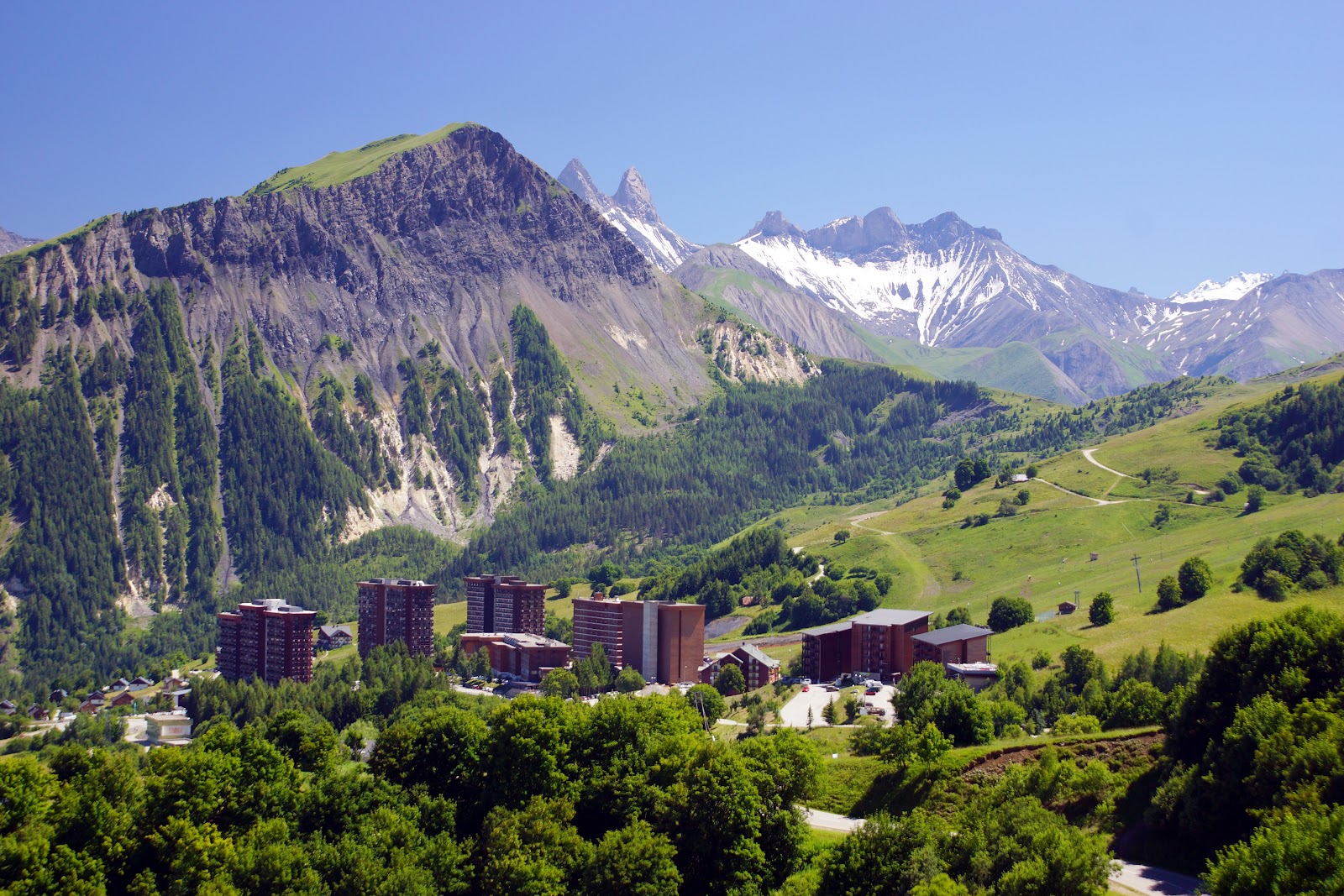 Snowy slopes and chairlifts linking the Les Sybelles resorts