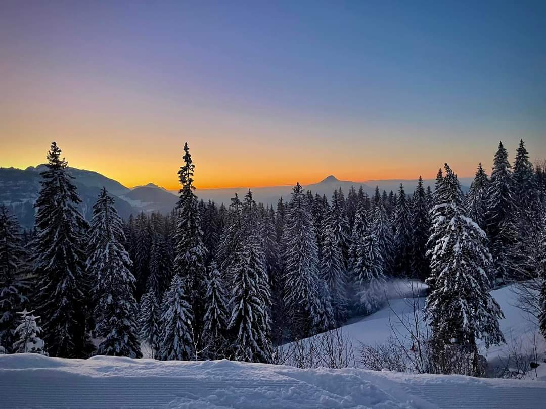 The linked high pistes of the Grand Massif under snow