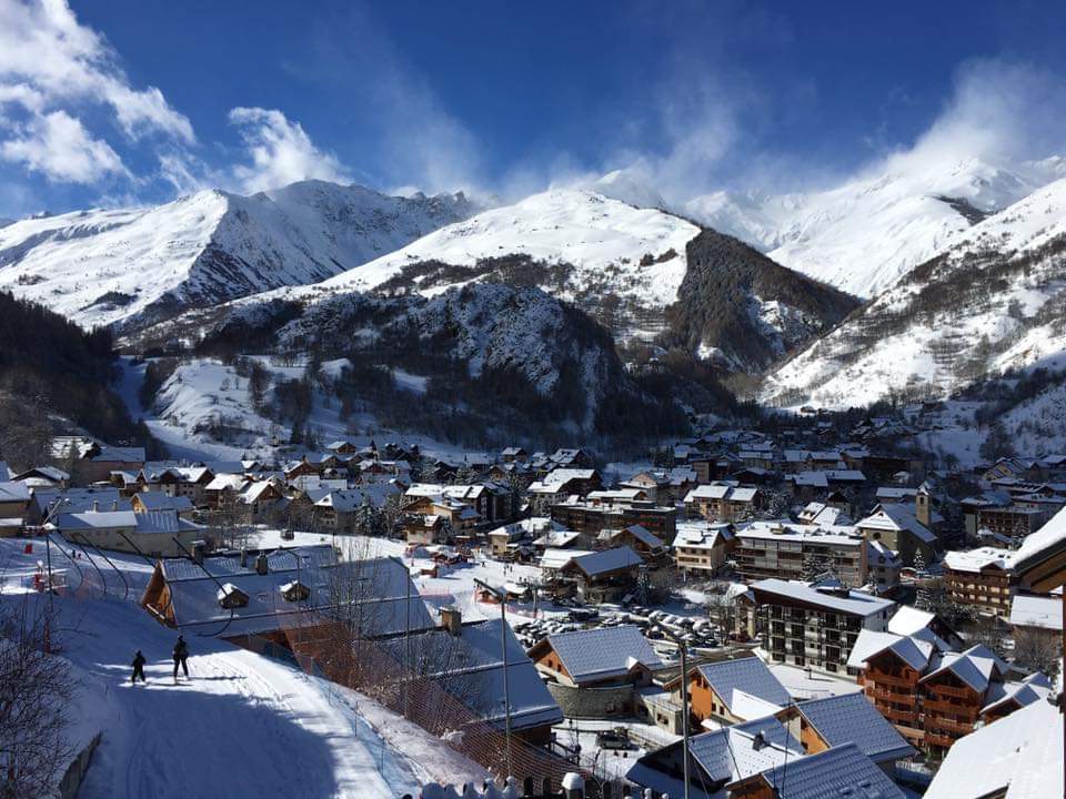 Skiers on a red run in the Galibier Thabor ski area