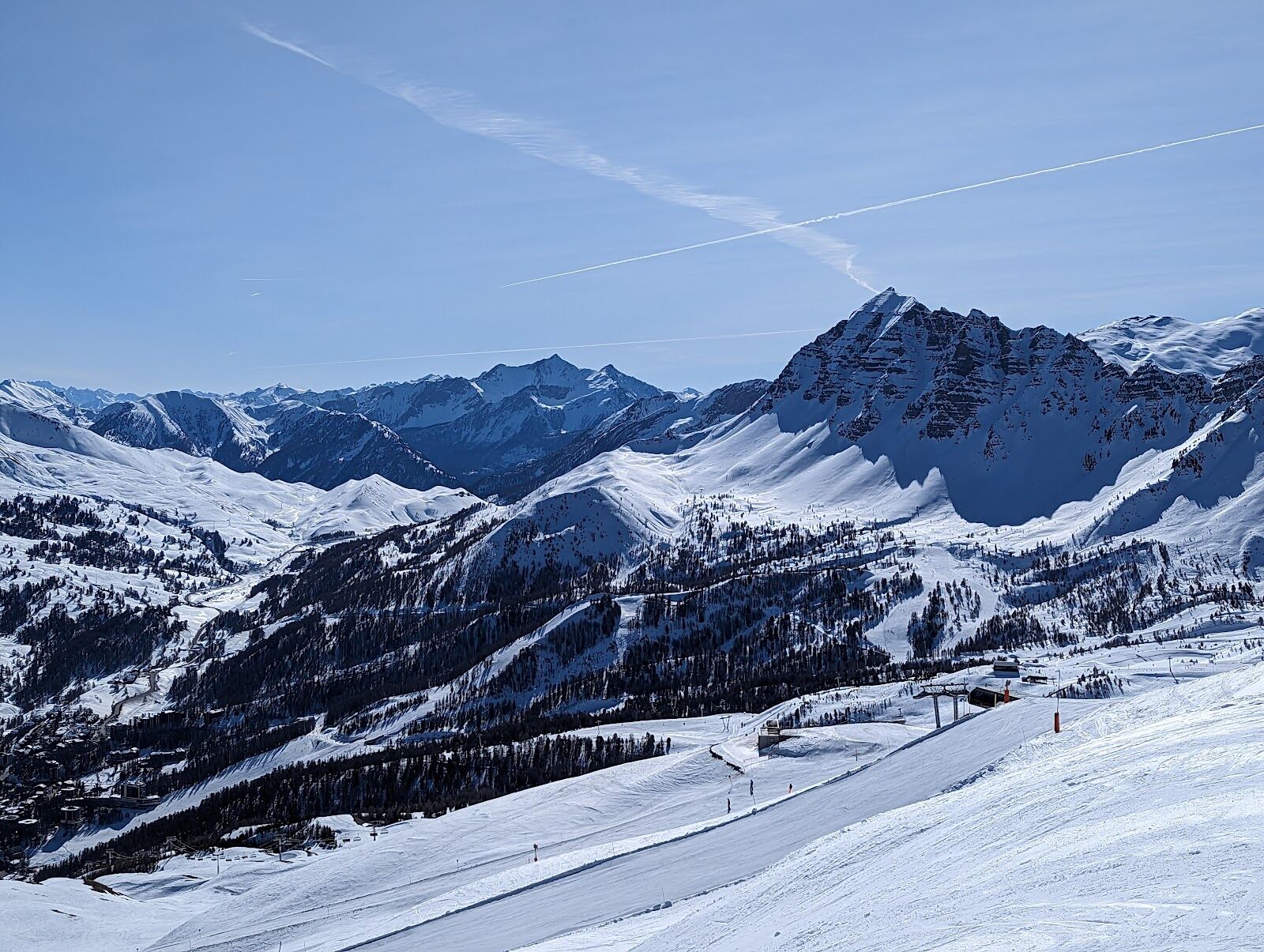 Open snowy bowls above the treeline in the Vars ski area