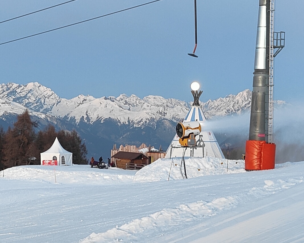 Wide sunny pistes above Veysonnaz in the 4 Vallees